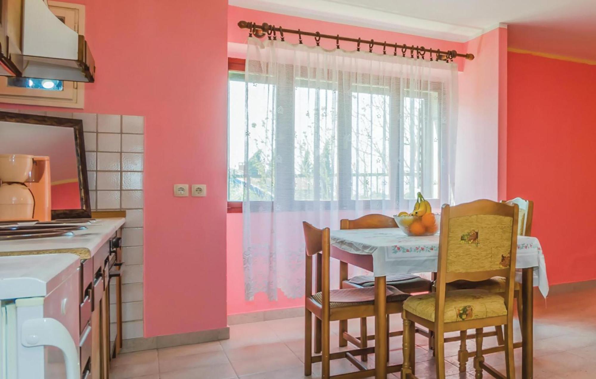 Cozy Apartment In Vrsar With Kitchen Exterior foto