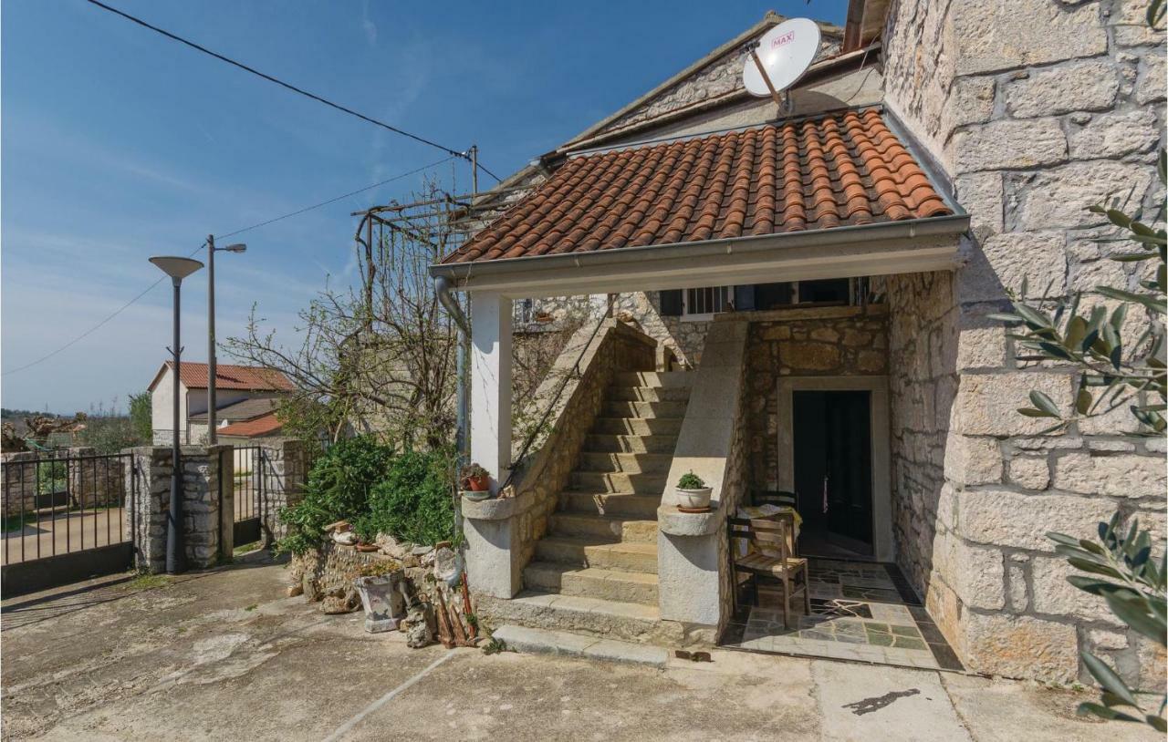 Cozy Apartment In Vrsar With Kitchen Exterior foto