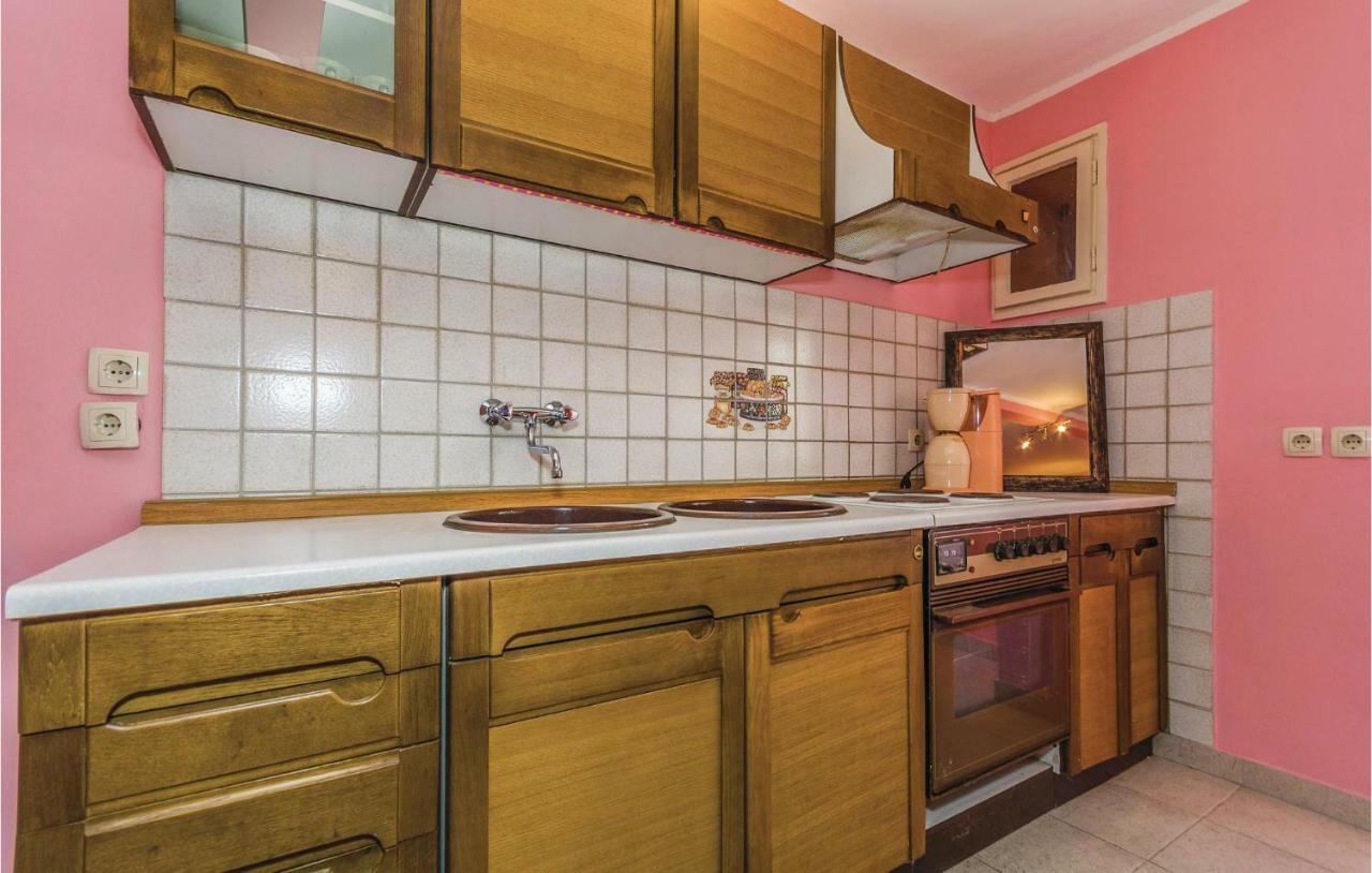 Cozy Apartment In Vrsar With Kitchen Exterior foto